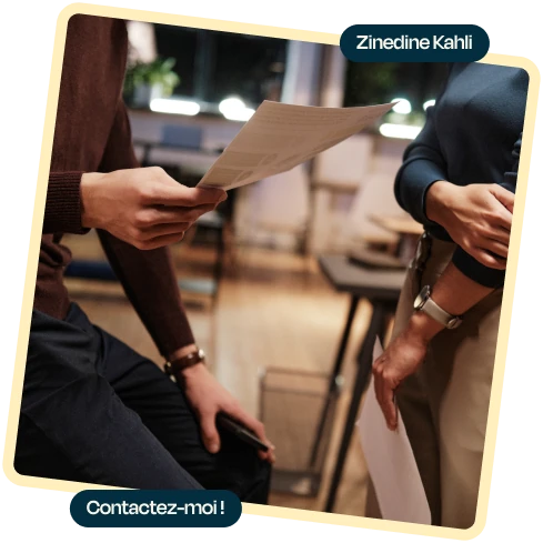 Deux professionnels &eacute;changent des documents lors d&rsquo;un rendez-vous avec un expert-comptable.